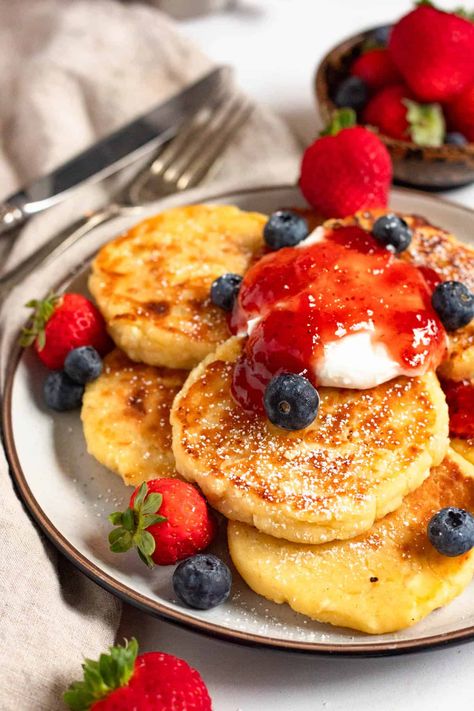 Cheesy Pancakes, Syrniki Recipe, Dry Cottage Cheese, European Breakfast, Farmer’s Cheese, Cottage Cheese Pancakes, Cheese Pancakes, Berry Sauce, Best Pans