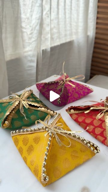 How To Pack A Purse For Gift, Indian Handmade Crafts, Return Gifts For Marriage, Saree Wrapping Ideas For Gift, Diy Shagun Envelopes, Wedding Gift Envelope Ideas, Decorative Envelopes Diy, Wrapping Money As A Gift, Diy Birthday Envelope