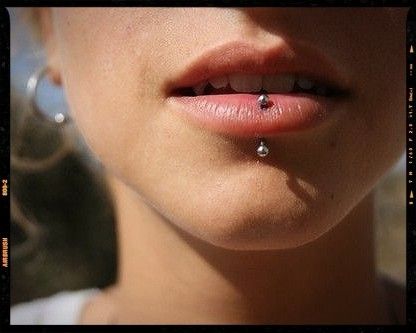 PIERCINGS Piercing Boca, Lower Lip Piercing, Lip Piercing Labret, Piercings Bonitos, Piercing Bouche, Mouth Tattoo, Vertical Labret Piercing, Smiley Piercing, Face Piercings