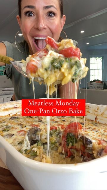 Ereka Vetrini on Instagram: "SAVE this delicious ONE-PAN DINNER for an easy back-to-school weekday meal! This veggie packed BAKED ORZO is designed for #MeatlessMonday, but you can absolutely add cooked chicken or cooked ground beef if vegetarian is not your thing. I meant to say veggie stock!!!! 1 pint of cherry tomatoes 8 ounces of sliced mushroom 1/2 bundle of broccolini florets (I saved the stems for an omelette) 1 small onion diced 1 tsp fresh or dry rosemary 1 tsp fresh or dry thyme 3/4 ts Vegetarian Orzo Bake, One Pan Vegetarian Orzo Bake, Veggie Orzo Bake, One Pan Orzo Bake, Vegetable Pasta Bake Recipes, Erekav Recipes, Orzo Vegetarian Recipes, Ereka Vetrini Recipes, Veggie Orzo