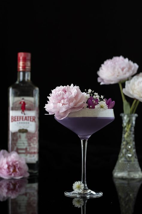 Ultimate Guide to Edible Flowers for Cocktails - Moody Mixologist Cocktails Recipes Videos, Violet Liqueur, Tall Purple Flowers, Limoncello Cocktails, Grapefruit Bitters, Gin Sour, Drink Garnishing, Types Of Cocktails, Cocktails Recipes