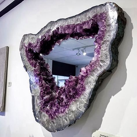 MysticalJewels | Meta Store on Instagram: “Who would love to wake up and see this stunning amethyst mirror in their presence 🤩 Tag a friend who would WANT this ✨💜 . . 📸:…” Geode Mirror, Amethyst Mirror, Balzam Na Pery, Geode Decor, Bohemian Life, Crystal Vibes, Crystal Aesthetic, Geode Art, Tapeta Galaxie