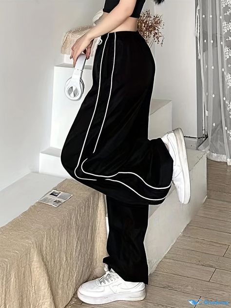 Cool Baggy Pants, How To Style Baggy Pants, Cool Pants Women, Baddie Pants, Baggy Sweatpants Outfit, Baggy Pants For Women, Dance Fits, Baggy Pants Women, Long Pants Outfit