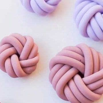 British Polymer Clay Guild on Instagram Polymer Clay Earrings Knot, Polymer Clay Knot Earrings Tutorial, Polymer Clay Knot Earrings Diy, Polymer Clay Knot, Clay Knot, Macrame Knot, Earring Tutorial, Macrame Knots, Knot Earrings