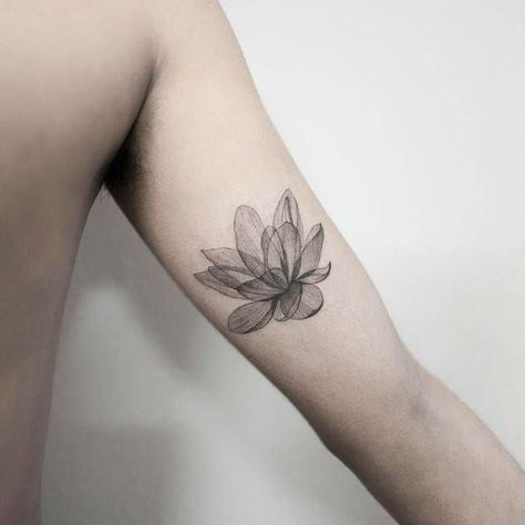 25 Cool Inner Bicep Tattoo Ideas Hongdam Tattoo, Bicep Tattoo Women, Lotusblume Tattoo, Ray Tattoo, Inner Arm Tattoos, Inner Bicep Tattoo, Flower Tattoo Meanings, Inner Arm Tattoo, Bicep Tattoo