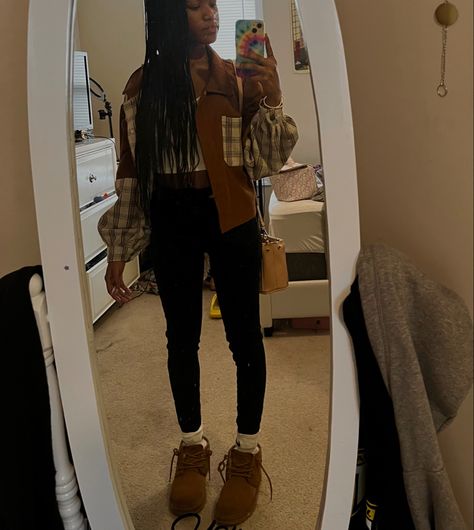 Styling Ugg Neumel Boots, Ugg Tie Boots Outfit, Cute Outfits With Black Ugg Boots, Outfits With Uggs Neumel, Uggs With Laces Outfits, Outfit Ideas With Uggs Boots, Neumel Boots Outfit, White Uggs Boots Outfit, Ugg Winter Outfits Blackgirl