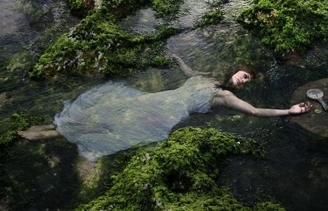 Forest Girl Aesthetic, Girl Aesthetic Dark, Earthy Girl, Ideas For Photography, Forest Nymph, Lake Girl, Water Nymphs, Fantasy Photography, Forest Creatures