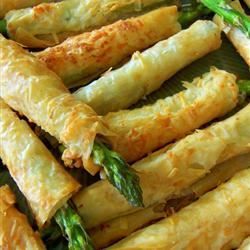 Phyllo-Wrapped Asparagus Phyllo Appetizers, Crispy Asparagus, Asparagus Appetizer, Pasta Fillo, Sweet Smoothies, Tomate Mozzarella, Phyllo Dough, Apple Crisp Recipes, Asiago