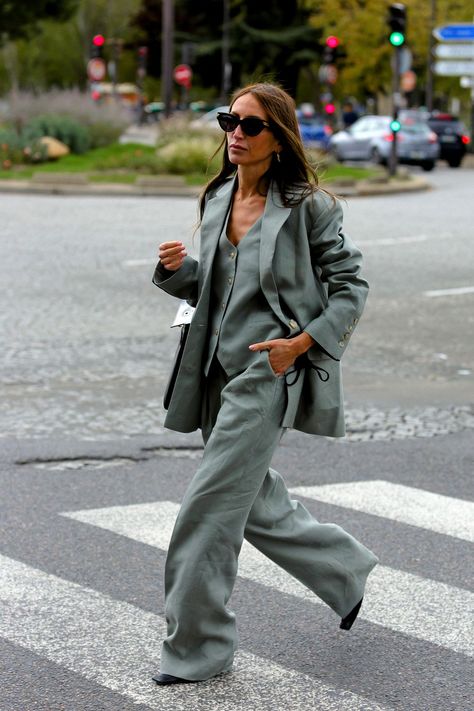 Street Style Paris Spring 2021 - Paris Fashion Week Street Style Paris Street Style Spring, Paris Trip, Outfit Vintage, Moda Paris, Paris Fashion Week Street Style, Looks Street Style, Women Street, Street Style Paris, Mode Ootd