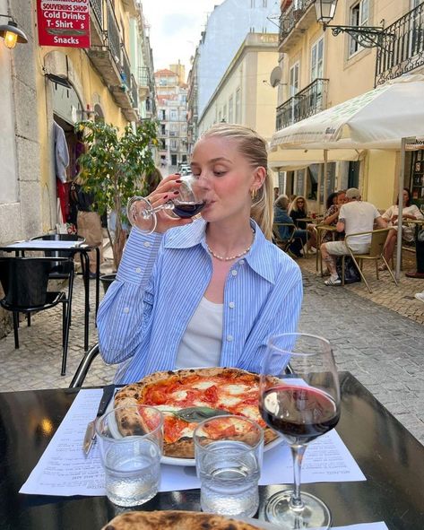 @birtahlin on instagram Eat Pray Love Quotes, Food Europe, Rome At Night, Milan Travel, Eat Pray Love, Italy Aesthetic, People Eating, Europe Summer, Rome Travel