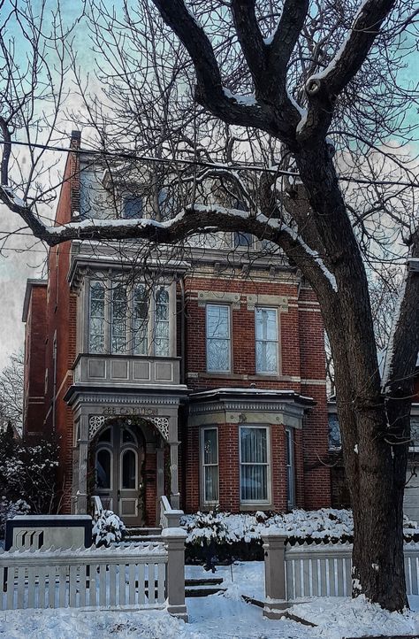 Cabbagetown, Toronto Cabbagetown Toronto, Lovely Houses, Toronto Houses, Victorian Houses, Victorian House, Book Reviews, Dream Homes, Victorian Homes, Interior And Exterior