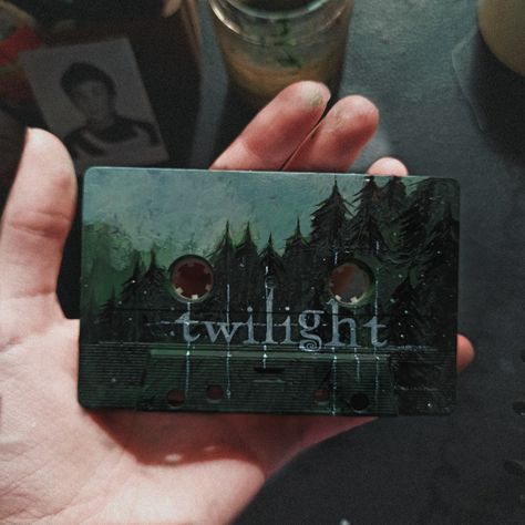 Twilight Inspired Painting, Twilight Crafts Diy, Twilight Gifts Ideas, Twilight Painting Ideas, Twilight Room Aesthetic, Twilight Diy, Twilight Inspired Tattoos, Twilight Paintings, Twilight Drawings