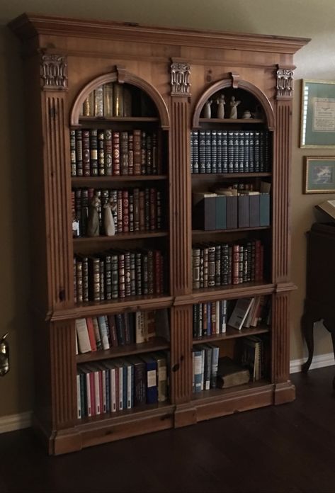 Antique Book Shelf Ideas, Mansion Bookshelves, Victorian Style Bookshelf, 1930s Bookshelf, Old World Library Room, Old Fashioned Bookshelves, Vintage Bookcase Aesthetic, Dark Academia Bookcase, Vintage Bookshelf Styling