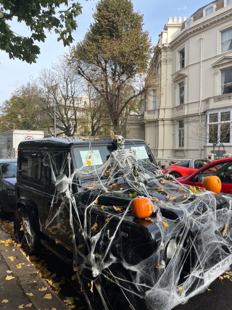 Halloween Car Decorating Ideas, Car Halloween Decor, Halloween Car Decorations Trunks, Halloween Car Ideas, Carros Halloween, Trunk Or Treat Jeep, Jeep Halloween Decorations, Car Halloween Decorations, Halloween Jeep