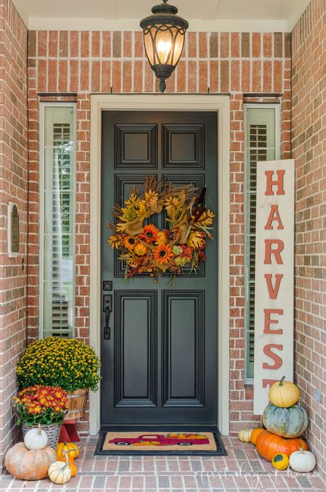 Personal Bedroom, Fall Decor Outdoor, Wreath Decorating Ideas, Unique Front Doors, Front Door Ideas, Fall Front Porch Decor Ideas, Outside Fall Decor, Doorway Decor, Easy Fall Wreaths