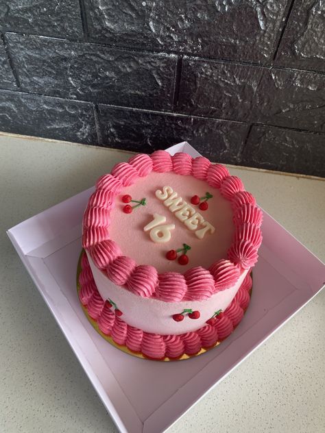 Cake Designs 16 Birthday Girl, Small Circle Cake, Simple 16th Birthday Cake, Cake For Sweet 16, 16 Th Birthday Cake, Small Pink Cake, Sweet 16 Cake Ideas 16th Birthday, Sweet Sixteen Cakes 16th Birthday, Birthday Cake 16 Sweet Sixteen