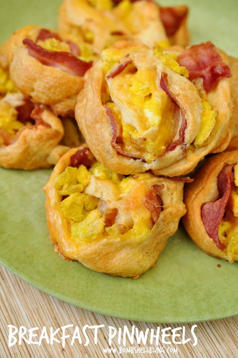 These bacon, egg, and cheese breakfast pinwheels are PERFECT to serve for brunch during the holidays or anytime.  Kid-approved, and so simple to make! Breakfast Pinwheels, Simple Brunch, Breakfast Appetizers, Cheese Breakfast, Easy Brunch Recipes, Bacon Egg And Cheese, Bacon And Eggs, Brunch Recipe, Egg And Cheese