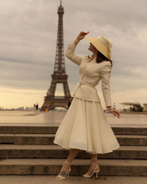 1950 Fashion Women Classy, 1950 Fashion Women, Souvenir Collection, Ivory Skirt, Vintage Fashion 1950s, Lena Hoschek, Fashion 1950s, Retro Mode, Summer Hat