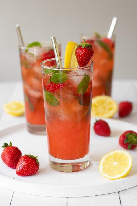 Soft Drinks Photography, Drinks Photography, Virgin Mojito, Summer Drink Recipes, Vegan Drinks, Healthy Juice Recipes, Strawberry Lemon, Summer Drink, Strawberry Lemonade