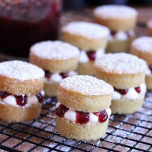 Mini Victoria Sponge Cakes (A Taste of Britain) - The Daring Gourmet Mini Victoria Sponge Cakes, Mini Victoria Sponge, Sponge Cakes, Victoria Sponge Cake, Sponge Cake Recipes, Tea Party Food, Victoria Sponge, British Baking, Coffee Cakes