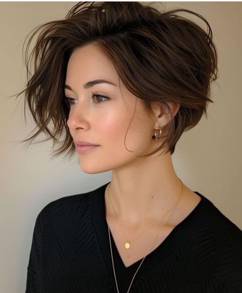 Shaggy Angled Bob With Bangs, Kort Bob, Kadeřnické Trendy, Short Brown Hair, Hair Streaks, Hair Inspiration Short, 짧은 머리, Short Hair Haircuts, Short Bob Hairstyles