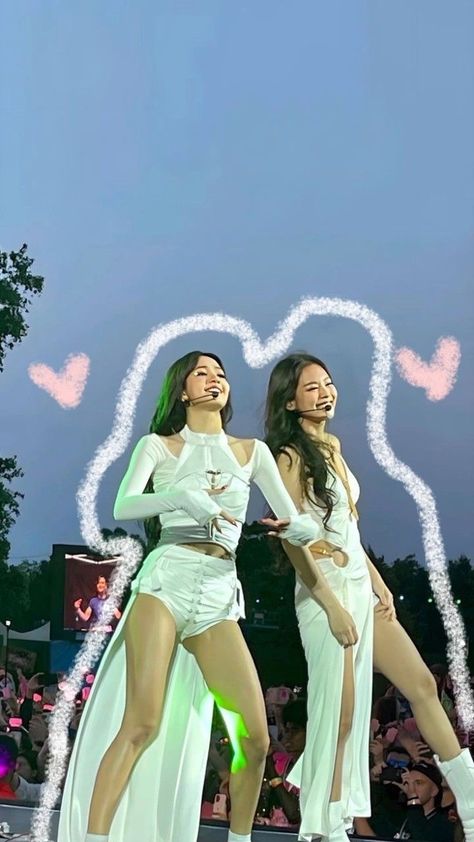 Jenlisa Cute Wallpaper, Jenlisa Wallpaper, Bff Wallpaper, Bst Hyde Park, Hyde Park London, Korean Short Hair, Black Pink Background, Snap Friends, Blackpink Poster