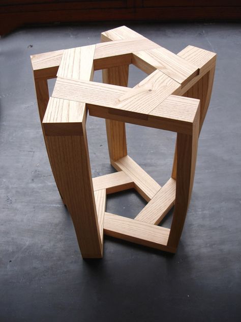 The Pentagon Stool is composed of five identical elements connected by a dry interlocking system. Itamar Burstein. Kids Woodworking Projects, Woodworking Tools Workshop, Diy End Tables, Into The Wood, Wood Joints, Diy Holz, Wood Joinery, Woodworking Jigs, Woodworking Bench