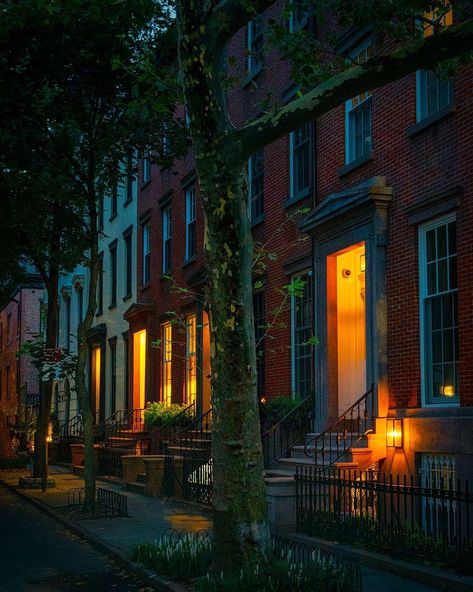 Brooklyn Brooklyn Streets Aesthetic, Brooklyn Street Photography, Street Lights At Night, Brooklyn City, Light Shoot, Greenpoint Brooklyn, Brooklyn Apartment, Brooklyn Heights, Brick Road