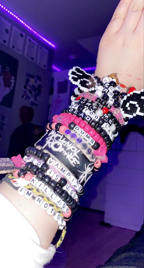 Goth Kandi Bracelets, Emo Kandi Ideas, Scene Kid Bracelets, Kandi Scene, Goth Kandi, Scene Bracelets, Emo Couple, Kandi Inspiration, Scene Kandi