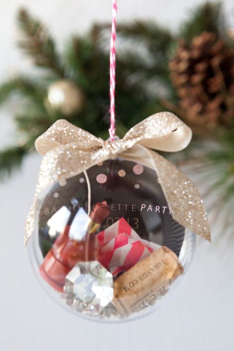 Make this sentimental DIY Keepsake Christmas Ornaments this year to commemorate all of your special memories from year to year. Sentimental Christmas Ornaments, Diy Wedding Keepsakes, Diy Wedding Ornaments, Ornament Favors, Christmas Bachelorette Party, Diy Natal, Homemade Wedding Favors, Wedding Ornaments, Clear Glass Ornaments