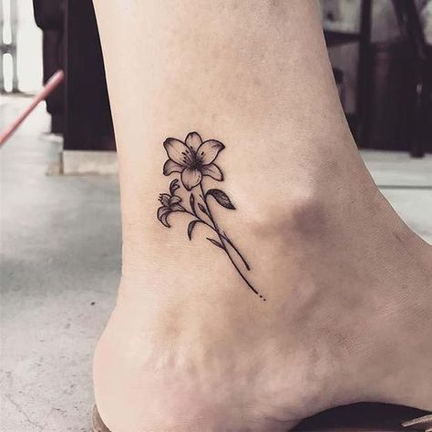 62 Beautiful Ankle Tattoos You May Love to Try! #tattooideas #beautifultattoo #ankletattoo #tattoos Lily Tattoo Ideas, Small Flower Tattoo, Botanisches Tattoo, Lillies Tattoo, Lily Flower Tattoos, Ankle Tattoo Designs, Anklet Tattoos, Shape Tattoo, Tattoo Zeichnungen