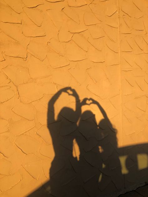 Best friends shadow making heart from hands during golden hour Golden Hour Friends Aesthetic, Yellow Friends Aesthetic, Yellow Aesthetic Friends, Romanticizing Summer, Friends Adventures, Aesthetic Friends, People Having Fun, Adventure Aesthetic, Bff Photoshoot