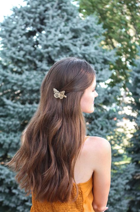 How I'm embracing the butterfly trend with accessories. You'll find details on my gold butterfly hair clips in this post! #butterflies #butterfly #hairclips #hairstyle Butterfly Hair Clip Gold, Butterfly Hairclips Hairstyles, Hairclip Hairstyles, Hairstyles With Flowers, Butterfly Hairstyle, Butterfly Accessories, Long Pixie Hairstyles, Formal Hairstyles For Long Hair, Side Hairstyles