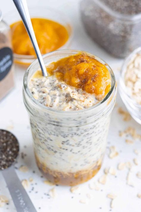 Healthy Pumpkin Overnight Oats are loaded with pumpkin puree, pie spice, maple syrup, and cashew or almond milk.  This easy overnight oatmeal recipe is vegan, gluten-free, vegetarian, and can be meal prepped ahead for an easy grab-and-go breakfast. #pumpkin #overnightoats #oats #oatmeal #vegan #glutenfree Chia Cups, Easy Overnight Oatmeal, Overnight Oats Recipe Easy, Easy Oatmeal Recipes, Pumpkin Overnight Oats, Oatmeal Vegan, Best Overnight Oats Recipe, Pumpkin Pie Oatmeal, Pumpkin Oats