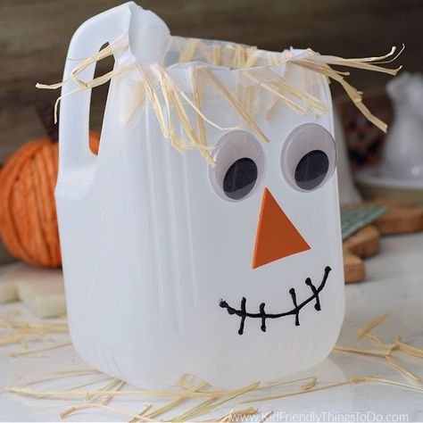 Milk Gallon Halloween Crafts, Milk Jug Scarecrow Head, Milk Jug Pumpkins, Milk Carton Halloween Crafts, Milk Jug Halloween Decor, Halloween Candy Easy, Hollween Decorations, Milk Jug Halloween, Mason Jar Fall Crafts