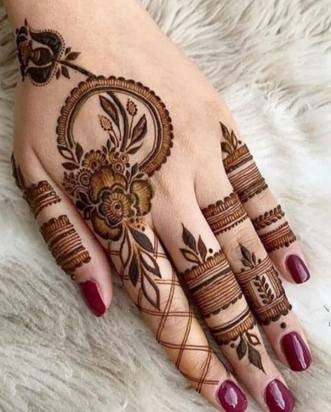 Latest 50 Karwa Chauth Mehndi Designs For Hands - Tips and Beauty Raksha Bandhan Mehndi Designs, मेहंदी डिजाइन, Finger Henna Designs, Simple Henna Tattoo, Design Henna, Simple Mehndi Designs Fingers, Very Simple Mehndi Designs, Full Mehndi Designs, Henna Tattoo Designs Simple