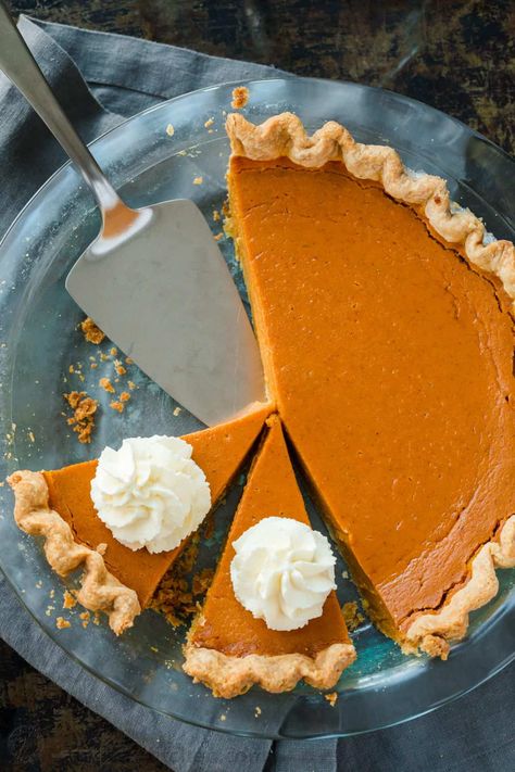 This Classic Pumpkin Pie Recipe is the ultimate Thanksgiving dessert. Learn how to make pumpkin pie with a crisp crust and the best filling. Classic Pumpkin Pie Recipe, Best Pumpkin Pie Recipe, Pumpkin Pie Recipe Easy, Perfect Pumpkin Pie, Herbst Bucket List, Best Pumpkin Pie, Easy Pumpkin Pie, Homemade Pumpkin Pie, Pumpkin Pie Recipe