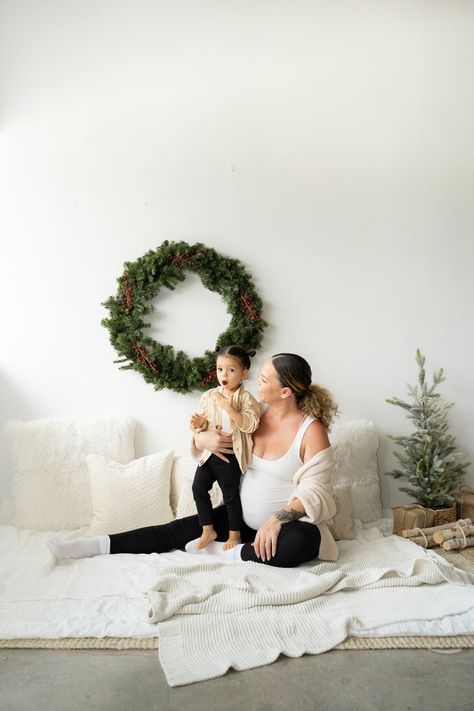 Outdoor Christmas Photos, Christmas Mini Shoot, Christmas Photography Family, Christmas Poses, Christmas Family Photoshoot, Family Christmas Outfits, Baby Christmas Photos, Xmas Photos, Holiday Mini Session