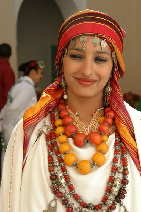 Moroccan Bride. Good ref for Abanazia's headware Moroccan Bride, Moroccan Women, Moroccan Wedding, Moroccan Dress, Tilda Swinton, Berber Women, People Of The World, World Cultures, 인물 사진