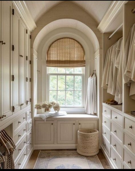 Dream Closet Design, House Country, Interiors Dream, Lake Cottage, Modern Cottage, غرفة ملابس, Farmhouse Interior, Style Deco, Dream House Plans