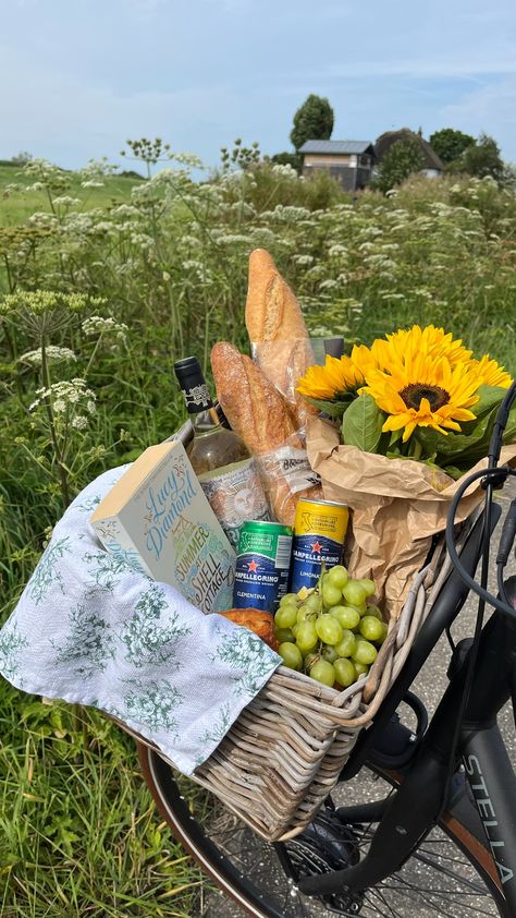 Bike picknick basket Picknick Basket, Basket Bike, Flowers And Fruit, Bike Basket, Picnic Basket, Bike, Fruit, Instagram Photos, Photo And Video