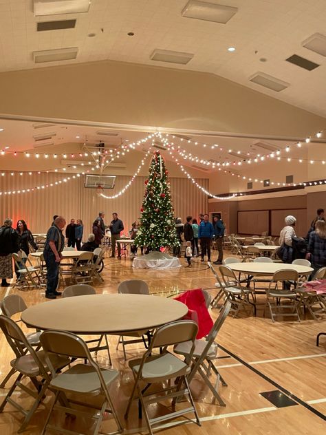 Ward Party Christmas Decorations, Church Christmas Dinner Decorations, Christmas Assembly Ideas, Christmas Banquet Themes, Winter Concert Decorations, Christmas Cafeteria Decorations, Christmas Banquet Ideas, Ward Christmas Party Decorations, Breakfast With Santa Decorations