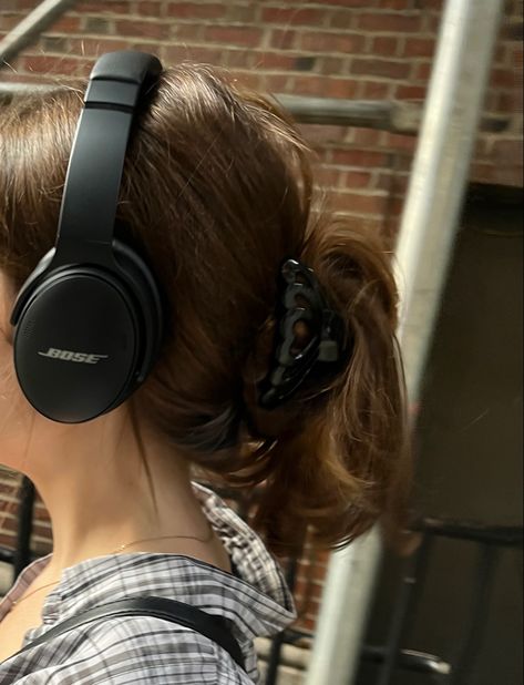 Bose Headphones Black, Headphone Recs, Claw Clip Hair Styles, Clip Hair Styles, Black Headphones Aesthetic, Bose Headphones Aesthetic, Streets New York, Headphones Bose, Headphone Aesthetic