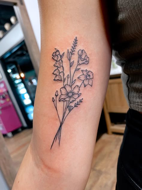 Bouquet of flowers tattoo Flowers Garden Ideas, Bicep Tattoo Women, Flowers Doodle, Pot Flowers, Flower Bouquet Tattoo, Basic Tattoos, Flowers Pot, Bouquet Tattoo, Flower Tattoo Back