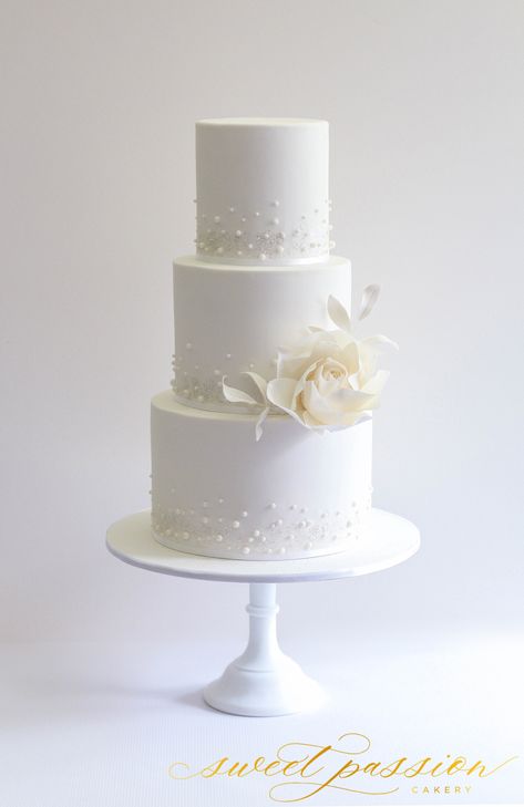 White Wedding Cake Icing, White Pearl Wedding Cake, Cake With Pearls, White Fondant Cake, Classy Wedding Cakes, Wedding Cake Designs Elegant, Pearl Wedding Cake, Textured Wedding Cakes, Wedding Cake Pearls