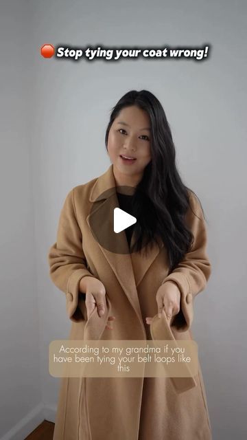 belle & bloom on Instagram: "@tribeofwuwu shows us how to elevate your coat tying skills 🖤 #BelleandBloom #Beyoubedifferent" Trench Coat Knot Ties, Tie A Belt On A Coat, Tying Trench Coat Belt In Back, Tie Trench Coat Belt In Back, How To Tie Belt On Trench Coat, How To Tie A Belt On A Coat, Tie Belt Coat Outfit, How To Tie Trench Coat Belt Back, How To Tie A Trench Coat Belt