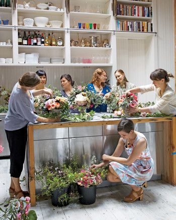 Two friends are on a mission to demystify the intimidating art of floral design. Their strategy? respect old-school techniques while never forgetting that at the end of the day, it’s all about fun. Flower Shop Interiors, Flower School, Flower Guide, Florist Shop, Flower Studio, Romantic Garden, Floral Shop, Flower Arranging, Spring Flower