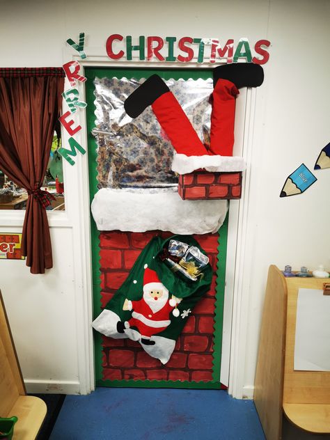 Santa Stuck In Chimney, Christmas Door Decorating Contest, Door Decorating Contest, School Door Decorations, School Doors, Office Christmas, Door Decorations Classroom, Classroom Door, Display Board