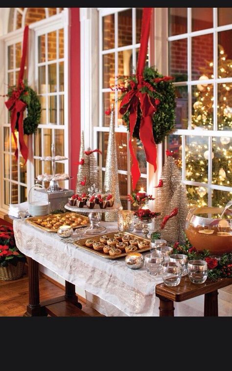 Christmas Appetizer Table Ideas Para La Cena, Christmas Party Table Decorations, Elegant Christmas Party, Christmas Dessert Table, Christmas Party Table, Christmas Buffet, Christmas Cocktail Party, Food Buffet, Christmas Entertaining