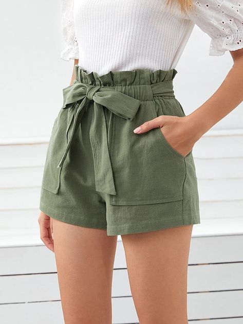 Paperbag Waist Slant Pocket Belted Shorts | SHEIN USA Como Fazer Short, Paperbag Hose, Style Bleu, Paper Bag Shorts, Elegante Casual, Belted Shorts, Green Shorts, Dressy Casual, Preppy Outfits